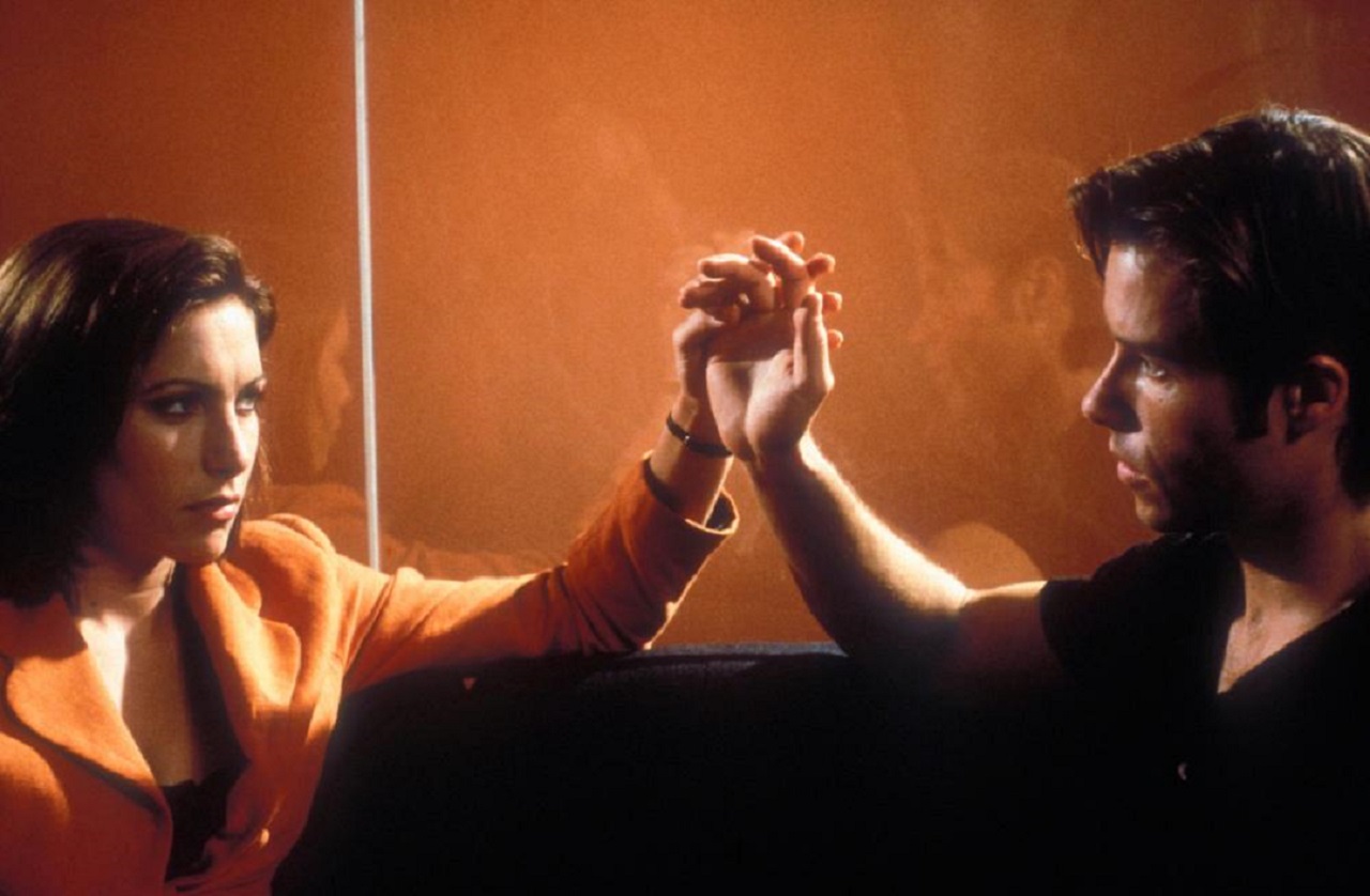 Claudia Karvan and Guy Pearce in Dating the Enemy (1996)