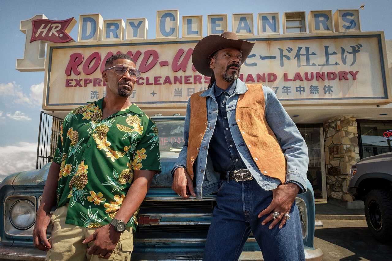 Jamie Foxx and Snoop Dogg in Day Shift (2022)