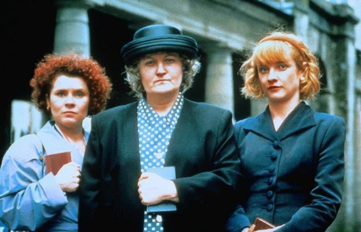 Jane Horrocks, Brenda Fricker and Imelda Staunton in Deadly Advice (1994)