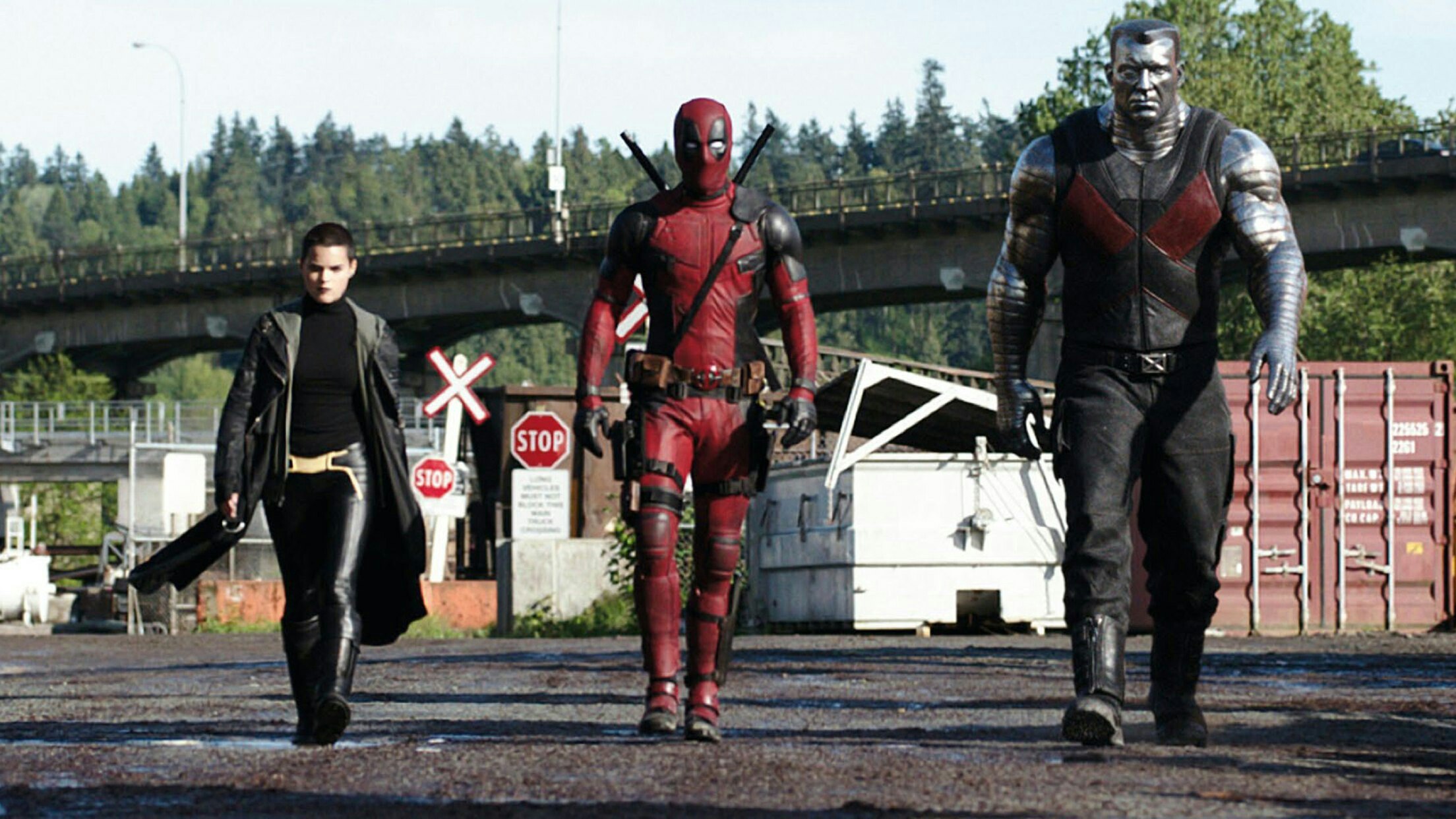 Negasonic Teenage Warhead (Brianna Hildebrand), Deadpool (Ryan Reynolds) and Colossus in Deadpool (2016)