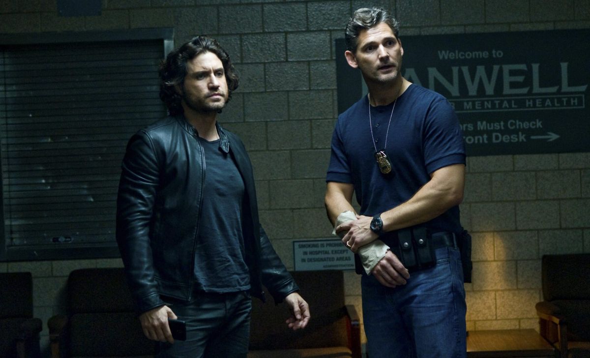 (l to r) Catholic priest Father Mendoza (Edgar Ramirez) and police detective Ralph Sarchie (Eric Bana) in Deliver Us From Evil (2014)