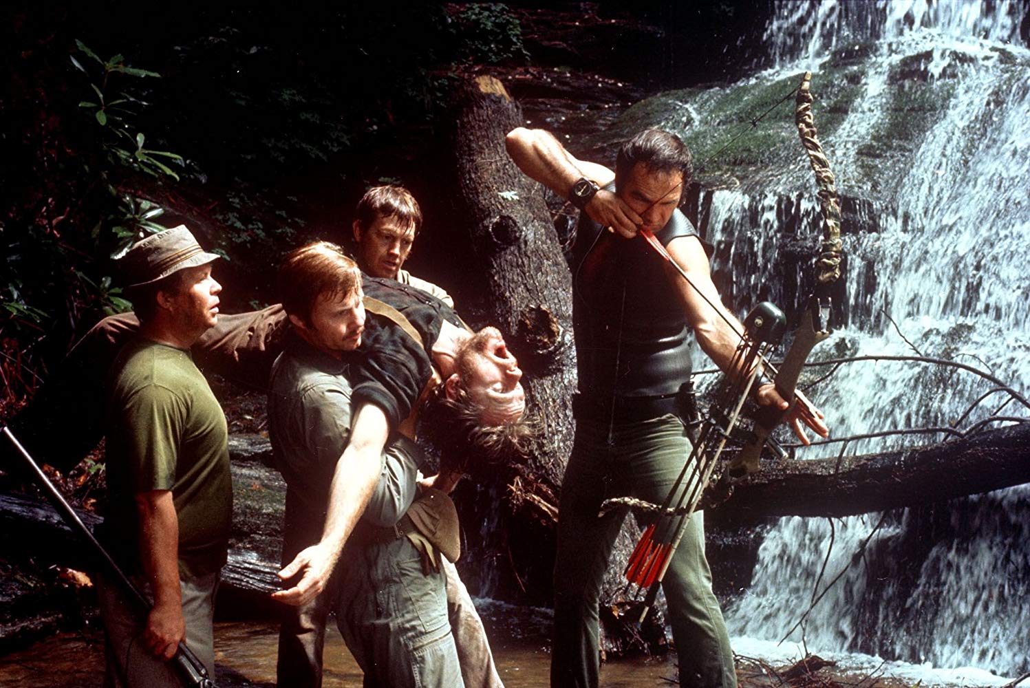 Ned Beatty, Jon Voight, Ronny Cox, Burt Reynolds carrying Bill McKinney's body in Deliverance (1972)