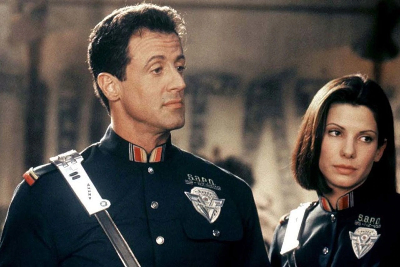 John Spartan (Sylvester Stallone) and Lenina Huxley (Sandra Bullock) in Demolition Man (1993)