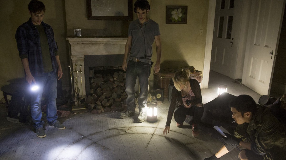 Paranormal investigators at work in Demonic (2015)