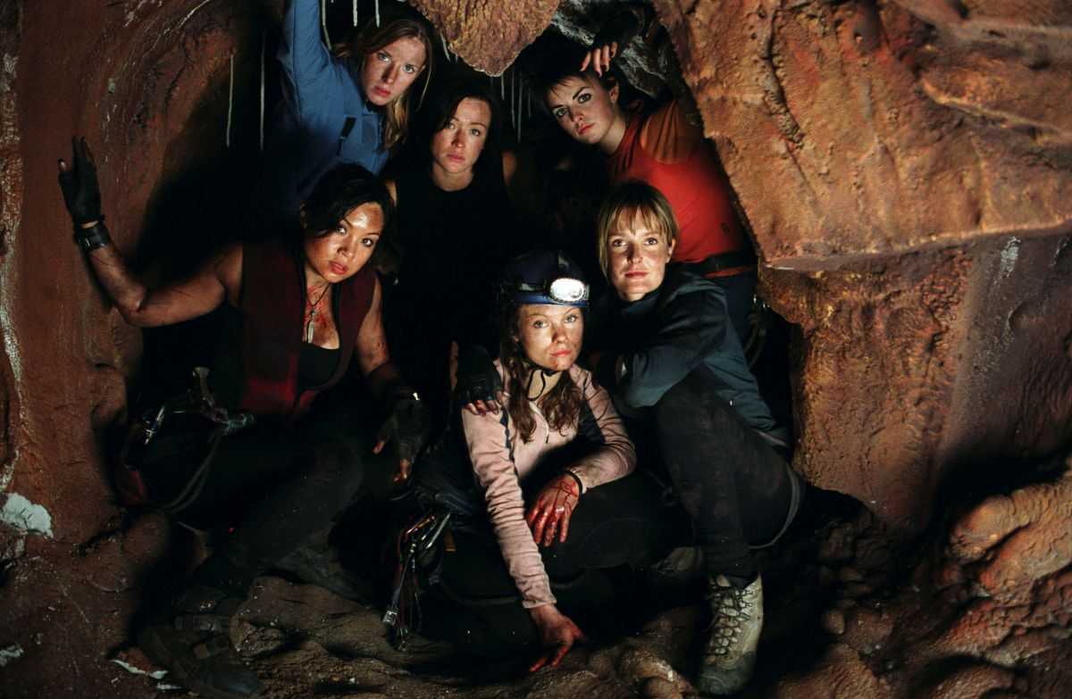 Natalie Mendoza, Shauna Macdonald, Alex Reid, Nona-Jane Noone, Saskia Mulder and MyAnna Buring in The Descent (2005)