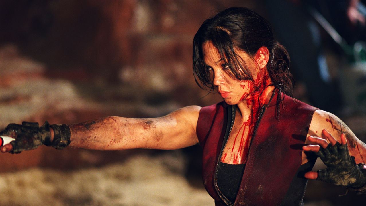 Natalie Mendoza bared for action in The Descent (2005)