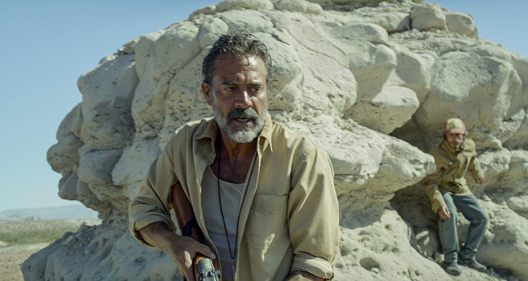 Gael Garcia Bernal sneaks up on vigilante Jeffrey Dean Morgan in Desierto (2015)