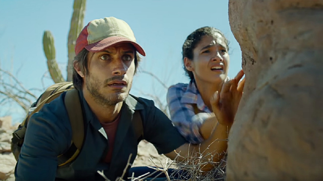 Gael Garcia Bernal and Alondra Hidalgo try to make it across the border in Desierto (2015)