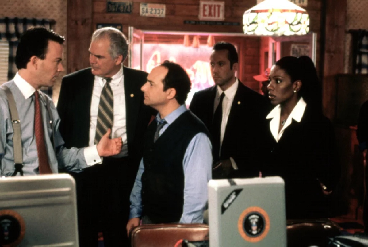 Timothy Hutton, Ryan Cutrona, Kevin Pollak, Mark Thompson and Sheryl Lee Ralph in Deterrence (1999)