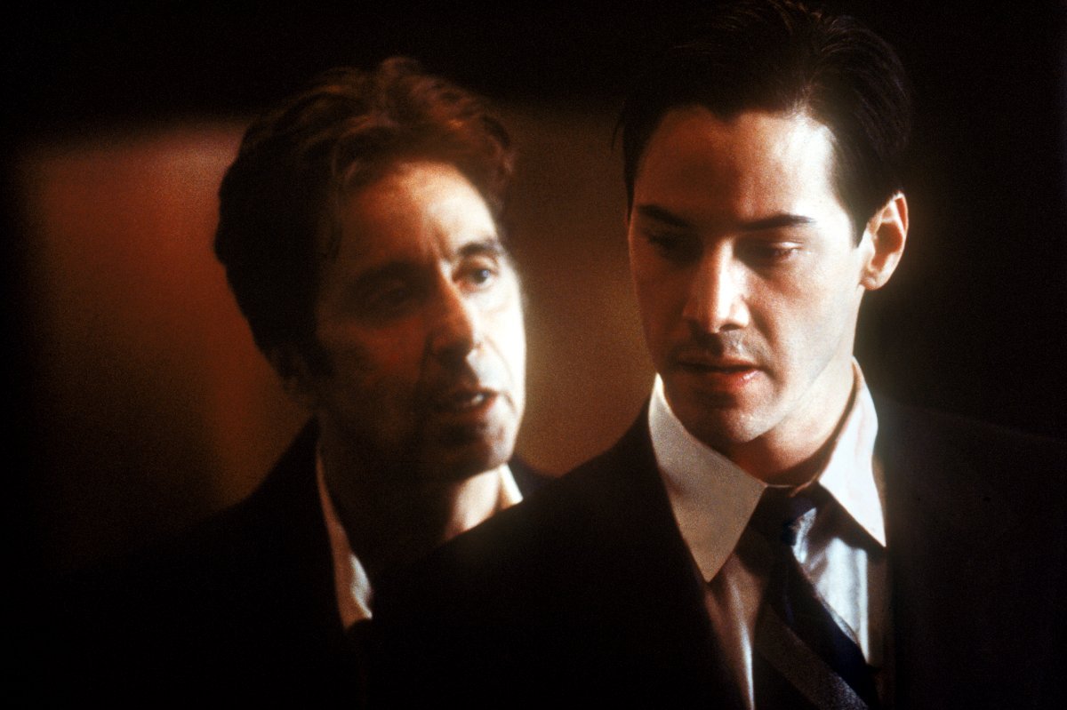 (l to r) John Milton aka Satan (Al Pacino) tries to tempt Keanu Reeves in The Devil's Advocate (1997)