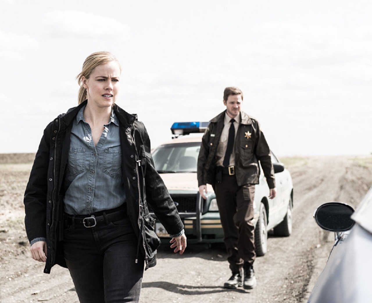 FBI agent Amanda Schull and deputy Shawn Ashmore in Devil's Gate (2017)