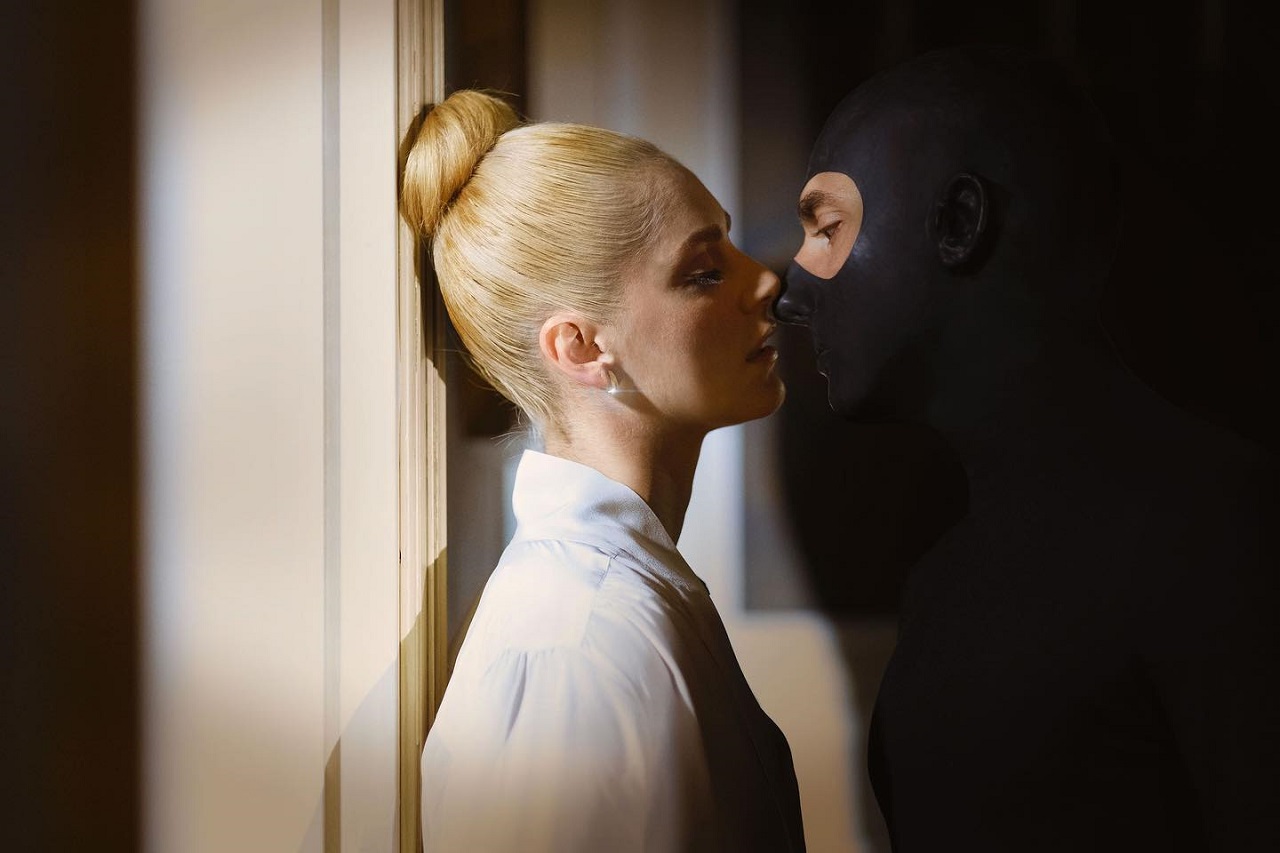 Diabolik (Luca Marinelli) and Eva Kant (Miriam Leone) in Diabolik (2021)