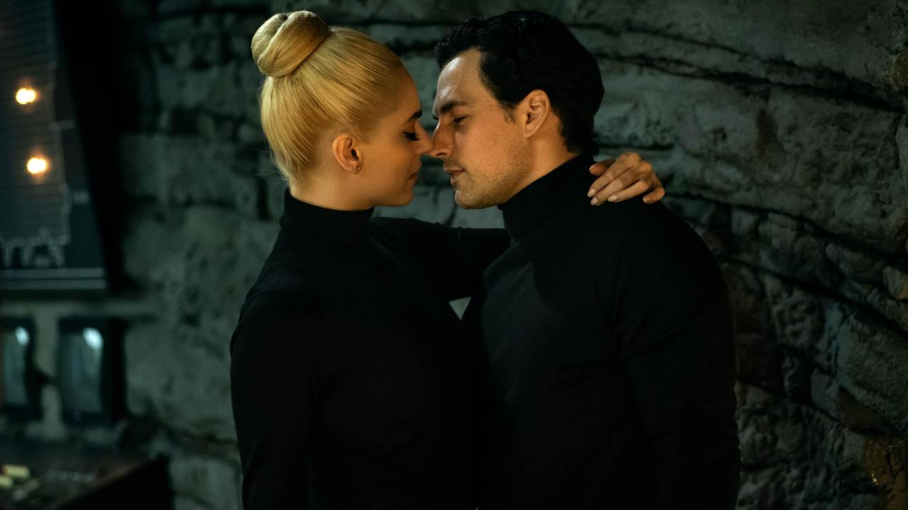 Eva Kant (Miriam Leone) and Diabolik (Giacomo Gianniotti) in Diabolik: Ginko Attacks (2022)