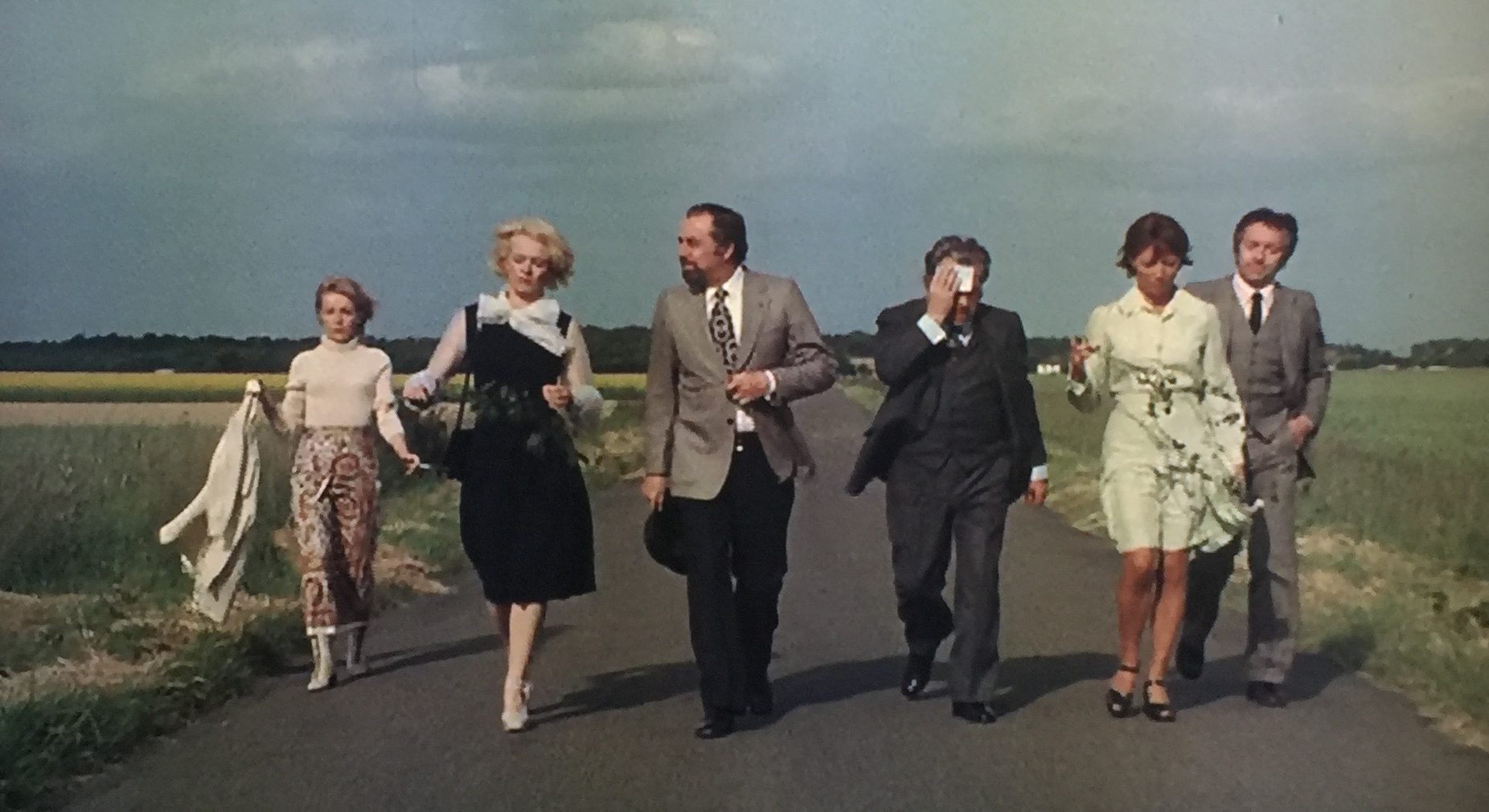 Six friends set out to dinner - (l to r) Delphine Seyrig, Bulle Ogier, Fernando Rey, Paul Frankeur, Stephane Audran and Jean-Pierre Cassel in The Discreet Charm of the Bourgeoisie (1972)