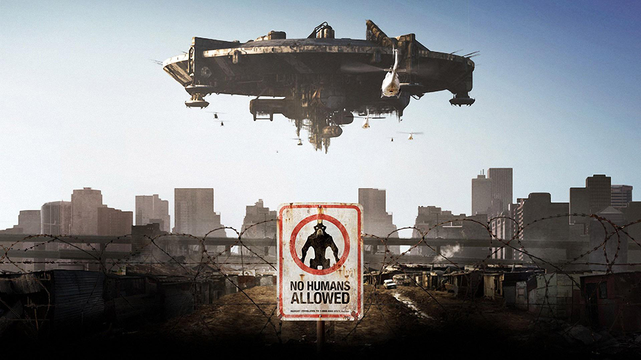 The alien ship hovers over Johannesburg in District 9 (2009)