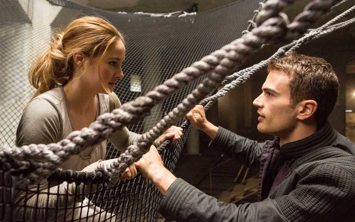 Shailene Woodley and love interest Tobias Eaton (Theo James) in Divergent (2014)