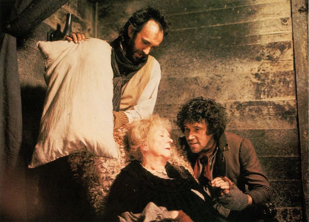 The body snatchers Fallon (Jonathan Pryce) and Broom (Stephen Rea) - the equivalents of Burke and Hare - prepare to kill a victim in The Doctor and the Devils (1985)