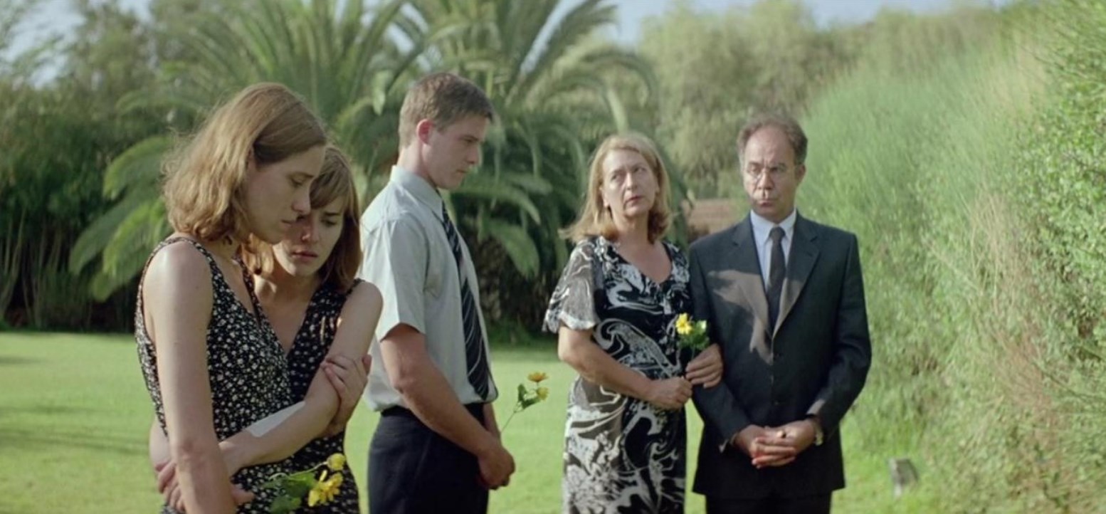 The family that remains protected from the outside world - (l to r) daughters Aggeliki Papoulia and Mary Tsoni, son Hristos Passalis, mother Michele Valley and father Christos Stergioglou in Dogtooth (2009)