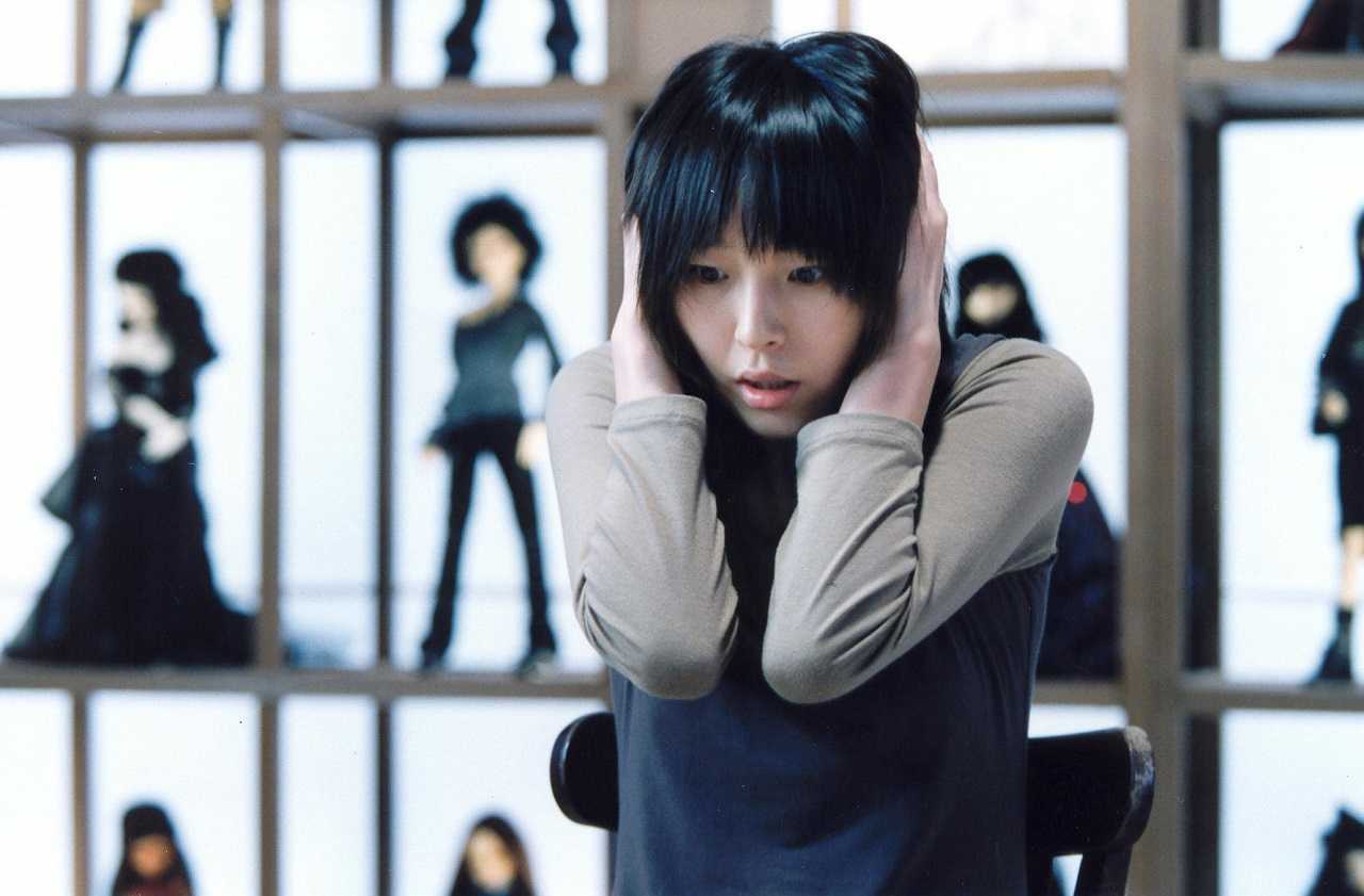 Ji-young Ok in the doll museum in The Doll Master (2004)