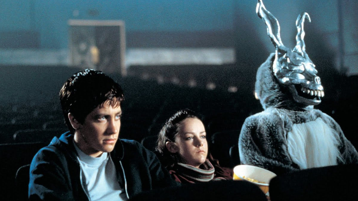 Jake Gyllenhaal, Jena Malone and Frank in Donnie Darko (2001)