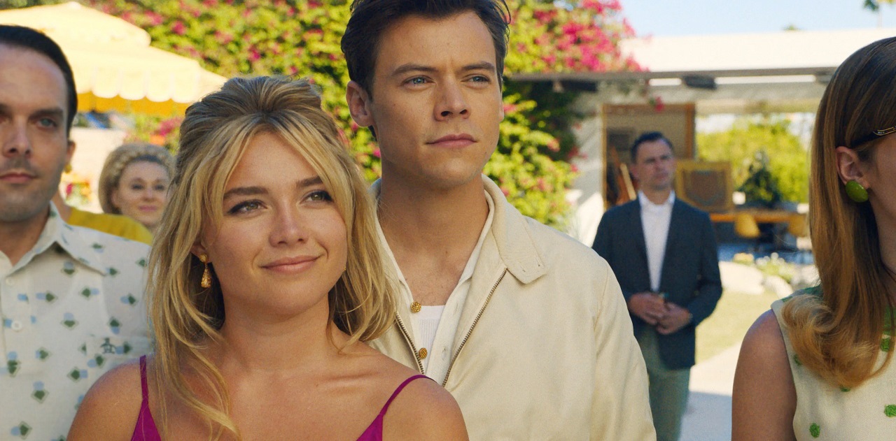 Husband and wife Alice (Florence Pugh) and Jack (Harry Styles) in Don't Worry Darling (2022)