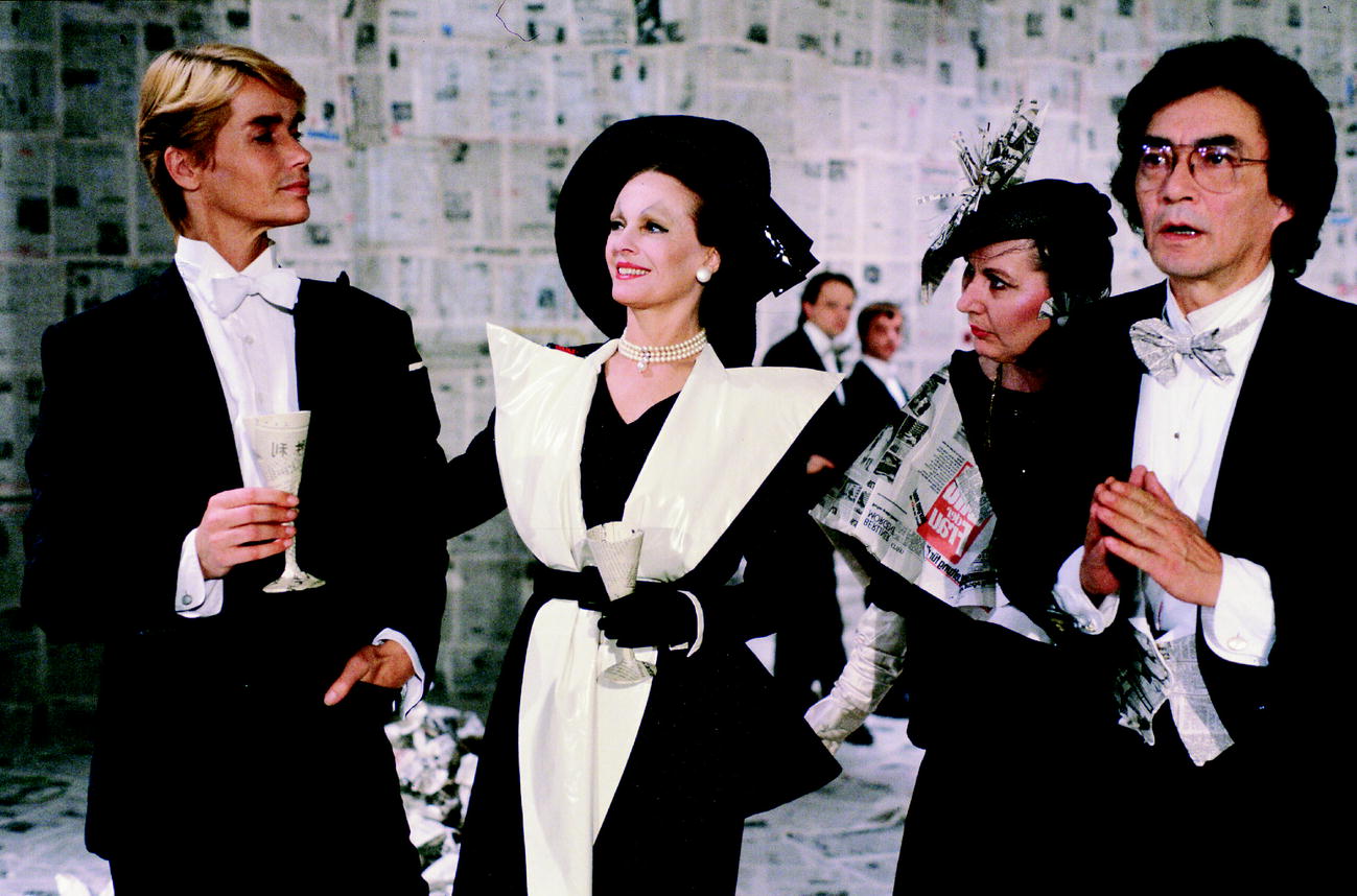 Dorian Gray (Veruschka von Lehndorff) and Frau Dr Mabuse (Delphine Seyrig) in Dorian Gray as Reflected in the Popular Press (1984)