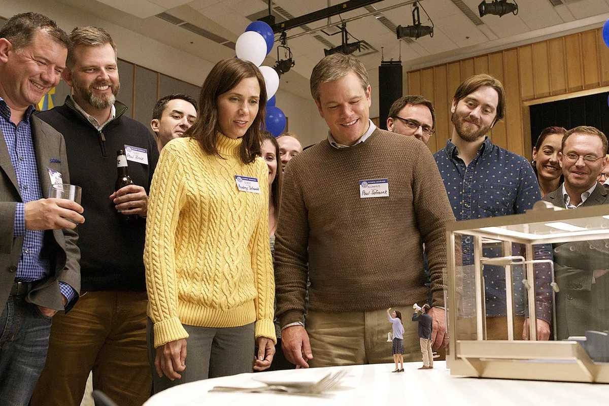 Matt Damon and Kristen Wiig in Downsizing (2017)