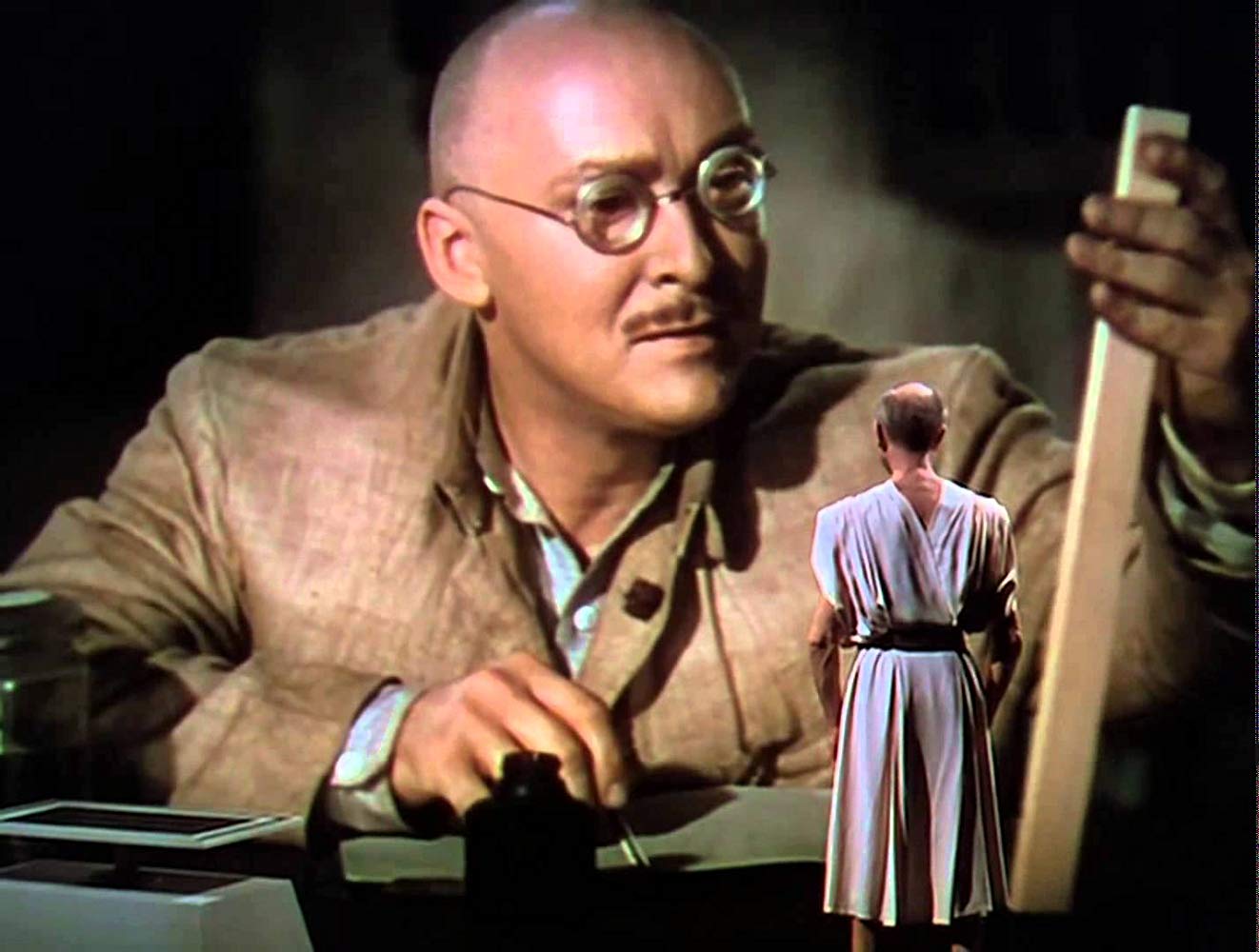 Dr Thorkel (Albert Dekker) with a miniaturised Charles Halton in Dr Cyclops (1940)