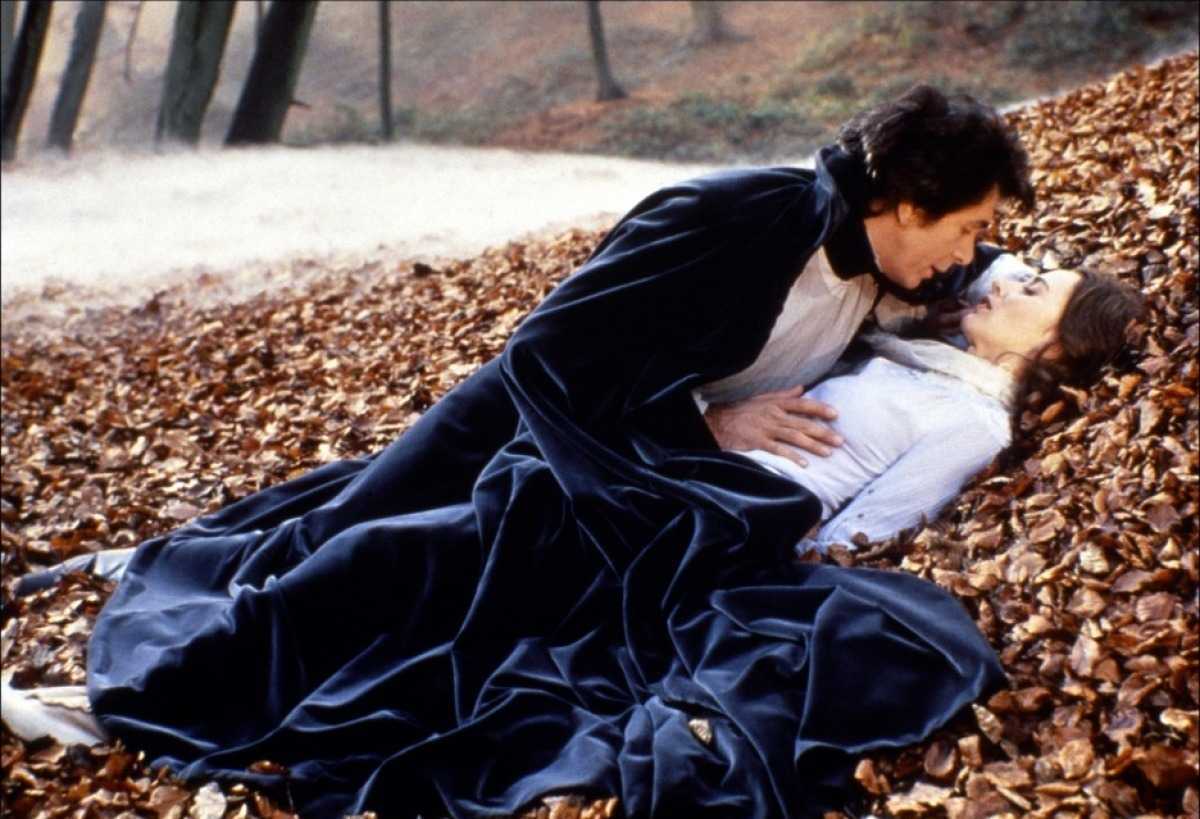 Dracula (Frank Langella) seduces Lucy Seward (Kate Neliigan) in Dracula (1979)