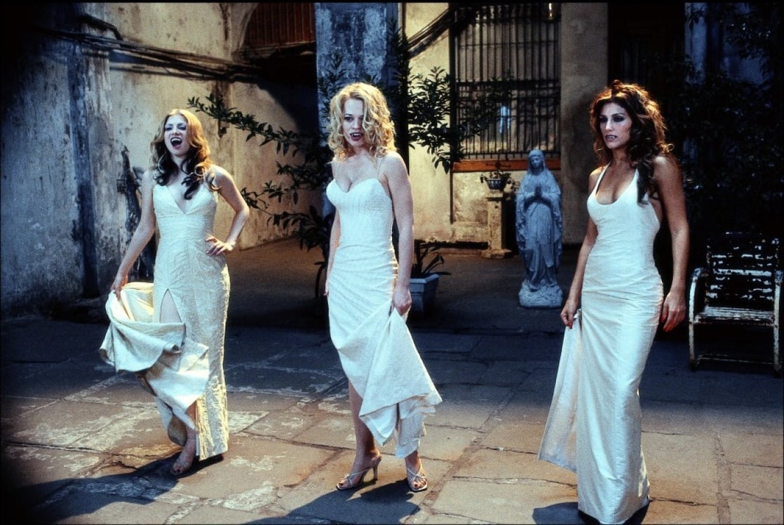 Dracula's Wives - (l to r) Colleen Fitzpatrick, Jeri Ryan and Jennifer Esposito in Dracula 2000 (2000)