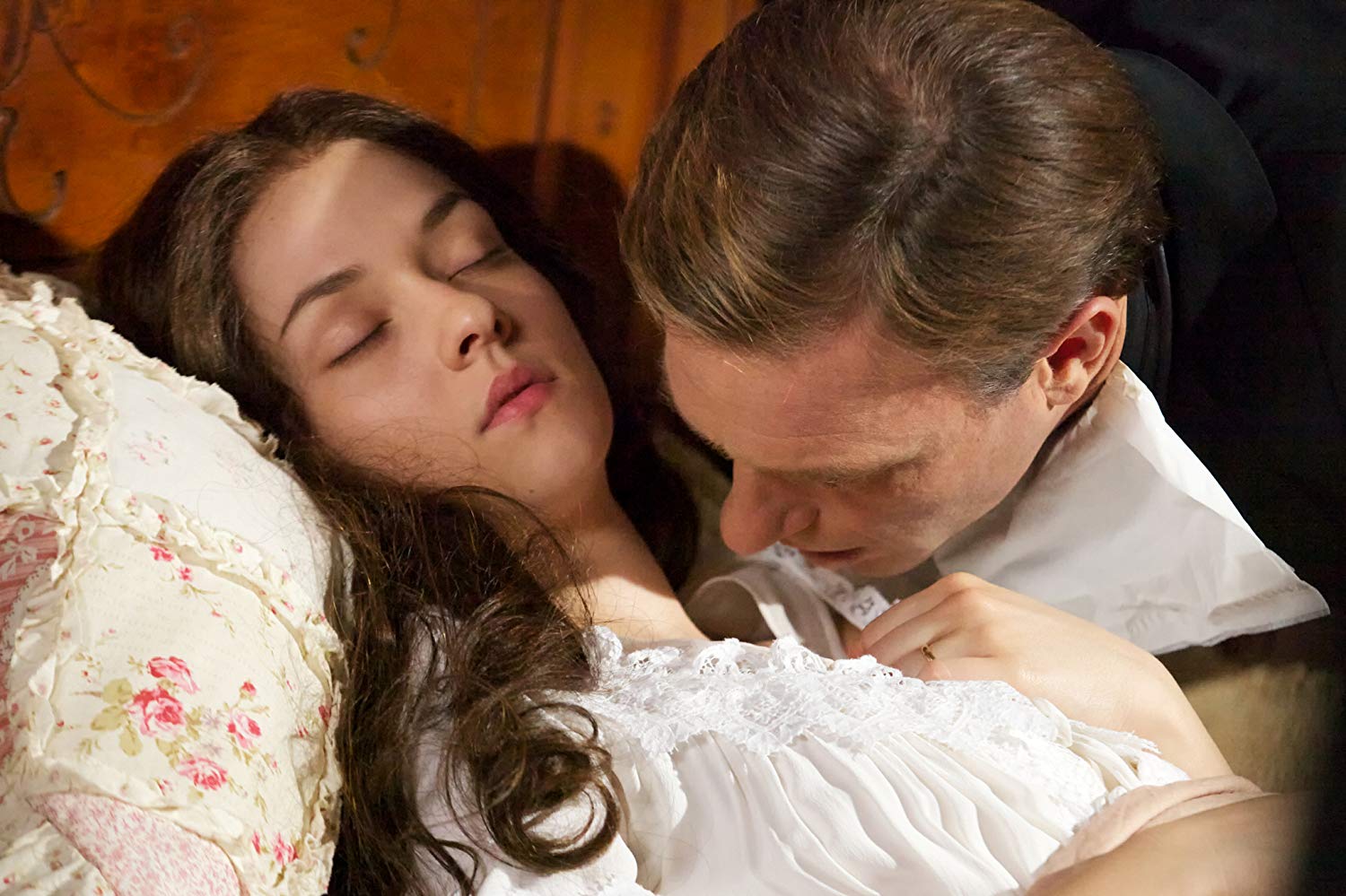 Dracula (Thomas Kretschmann) bends to drink from the throat of Mina Harker (Marta Gastini) in Dracula (2012)