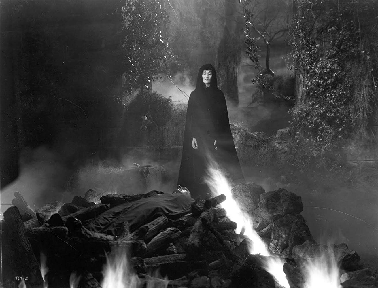 Gloria Holden burns her father's body in Dracula's Daughter (1936)