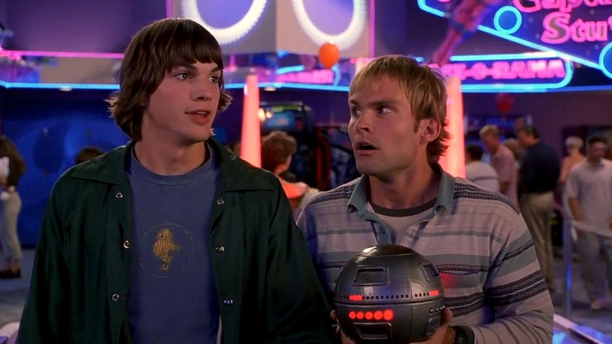 Jesse (Ashton Kutcher) and Chester (Seann William Scott) with the Continuum Transfunctioner in Dude, Where's My Car? (2000)