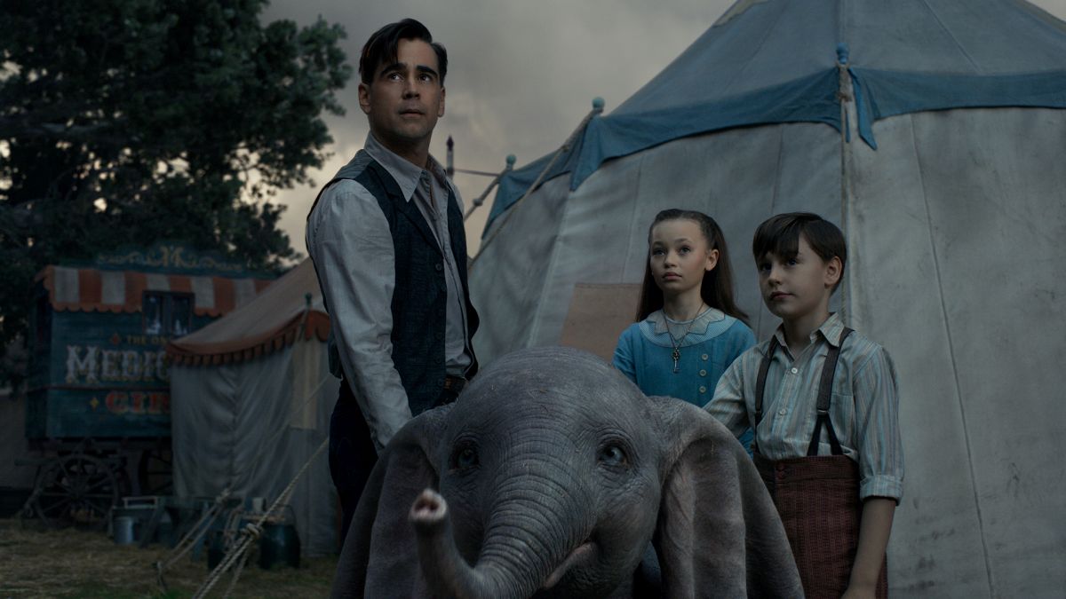 Colin Farrell and his children Nico Parker and Finley Hobbins with Dumbo (2019)