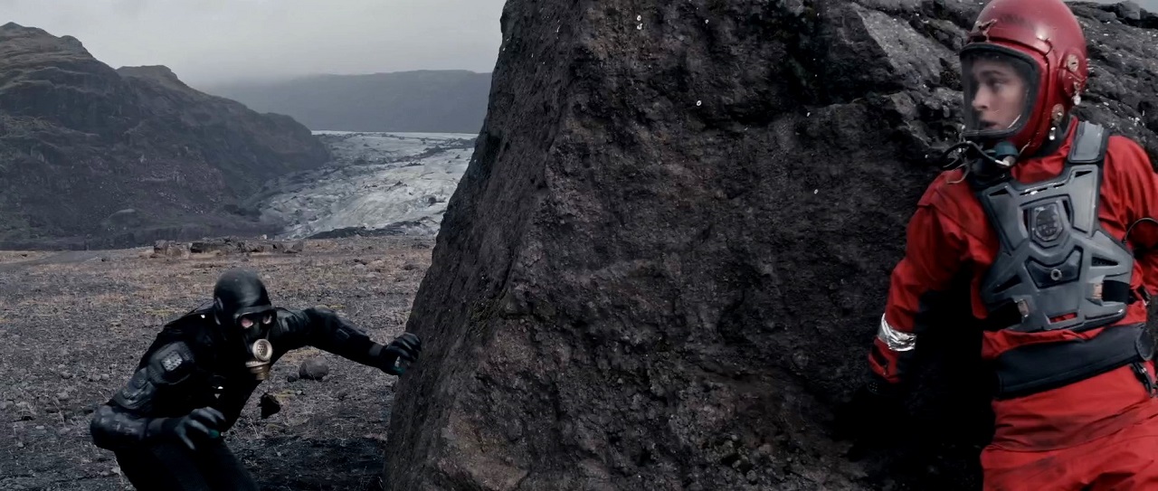 Phoebe Sparrow and one of the alien Drekks (Simon Dwyer-Thomas) on the planet Erebus in Dune Drifter (2020)