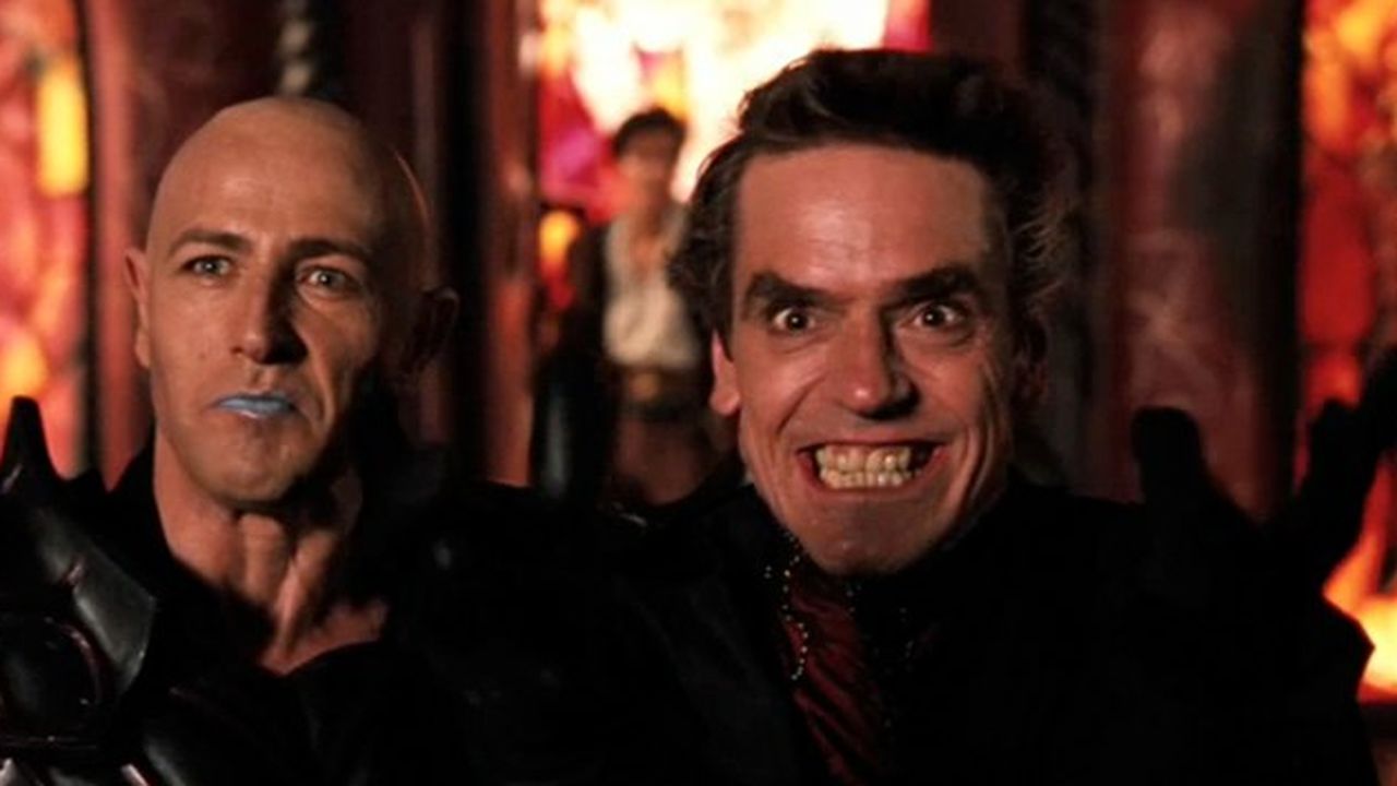 (l to r) Damodar (Bruce Payne) and Profion (Jeremy Irons) in Dungeons and Dragons (2000)