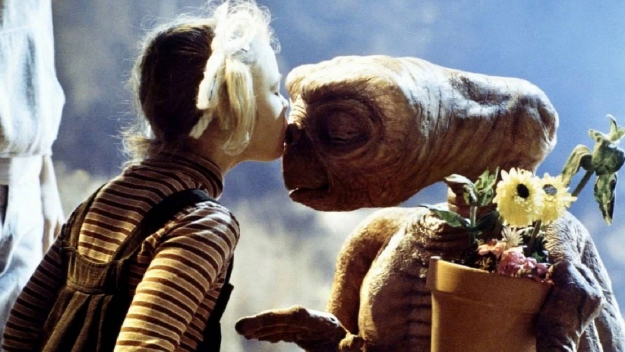 Drew Barrymore kisses E.T. goodbye in E.T. - The Extra-Terrestrial (1982)