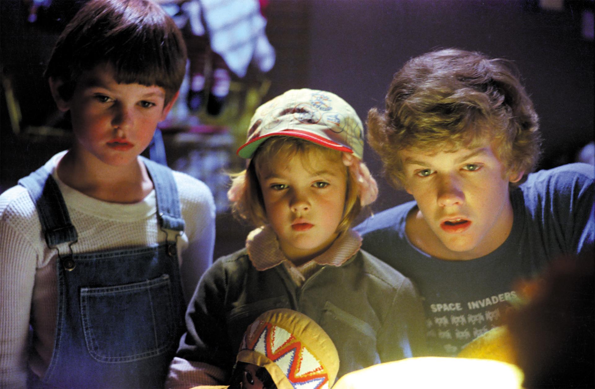 (l to r) Henry Thomas, Drew Barrymore, Robert MacNaughton in E.T. - The Extra-Terrestrial (1982)