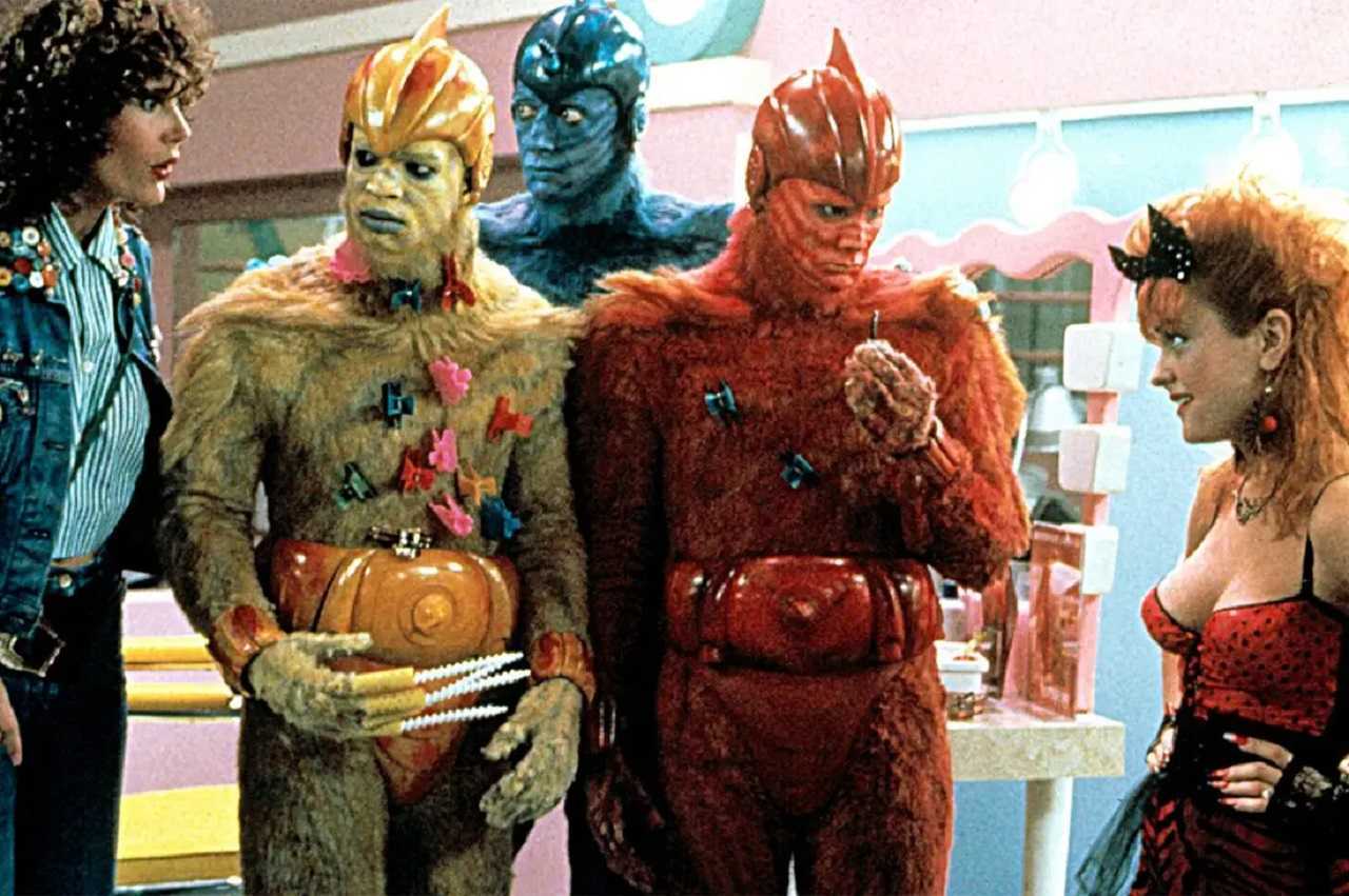 The aliens Zeebo (Damon Wayans), Mac (Jeff Goldblum) and Wiploc (Jim Carrey) with Geena Davis and Julie Brown in Earth Girls Are Easy (1989)