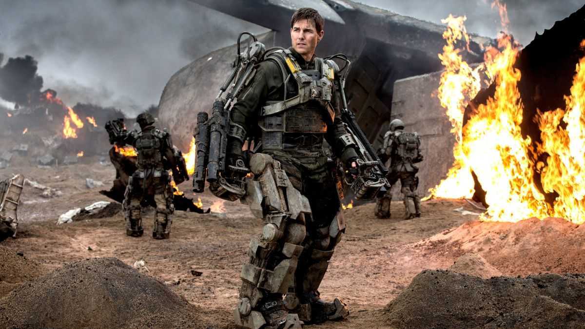 Tom Cruise in battle arrmour in Edge of Tomorrow (2014)