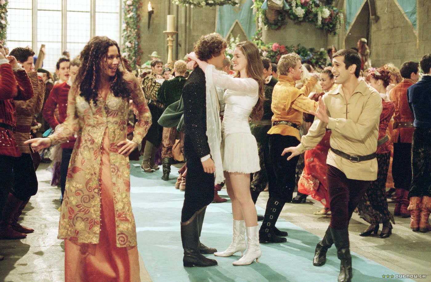 Char (Hugh Dancy) and Ella (Anne Hathaway) dance in Ella Enchanted (2004)