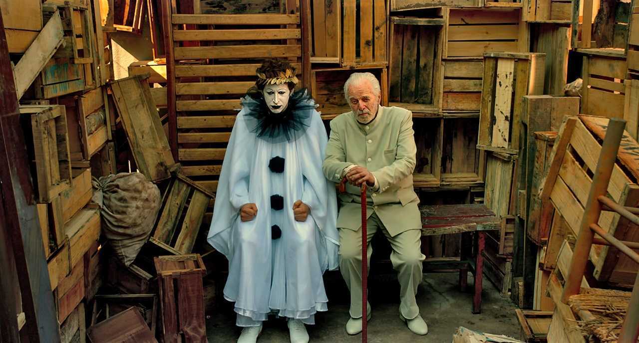 Adan Jodorowsky playing his father Alejandro Jodorowsky seated alongside with his father the film's director in Endless Poetry (2013)