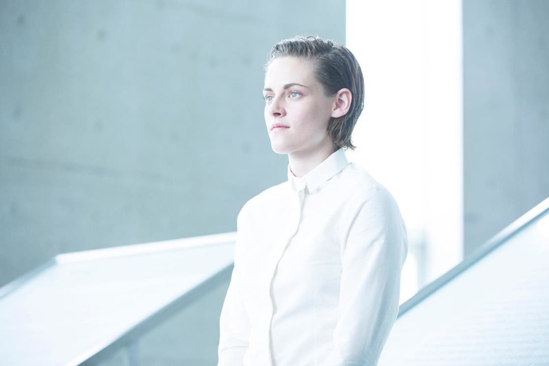 Nia (Kristen Stewart) required to play someone without emotion and seeming to fail at even that in Equals (2015)