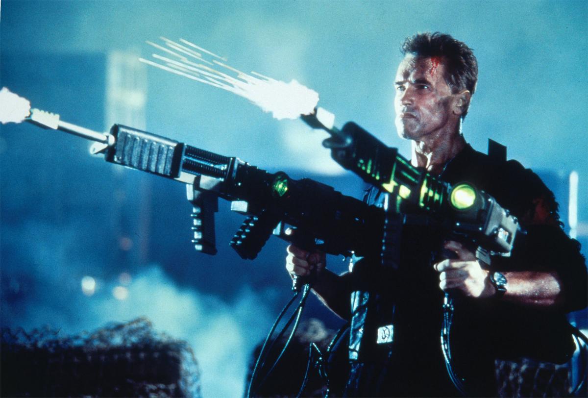 Arnold Schwarzanegger wielding hi-tech pulse rifles in Eraser (1996)