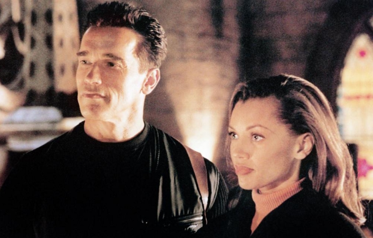 Federal Marshal Arnold Schwarzenegger assigned to protect eye-witness Vanessa Williams in Eraser (1996)