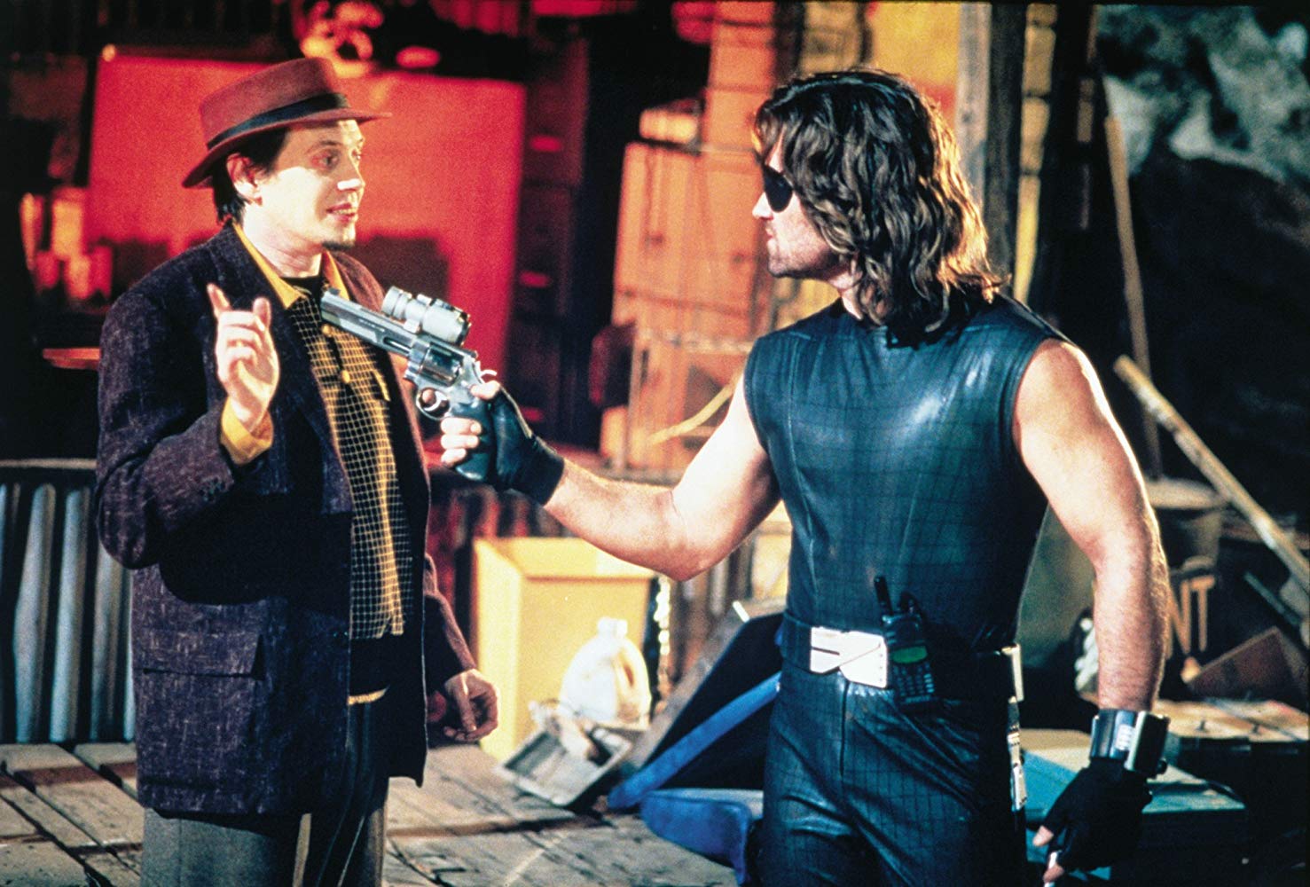 Snake Plissken (Kurt Russell) holds Map of the Stars Eddie (Steve Buscemi) at gunpoint in Escape from L.A. (1996)