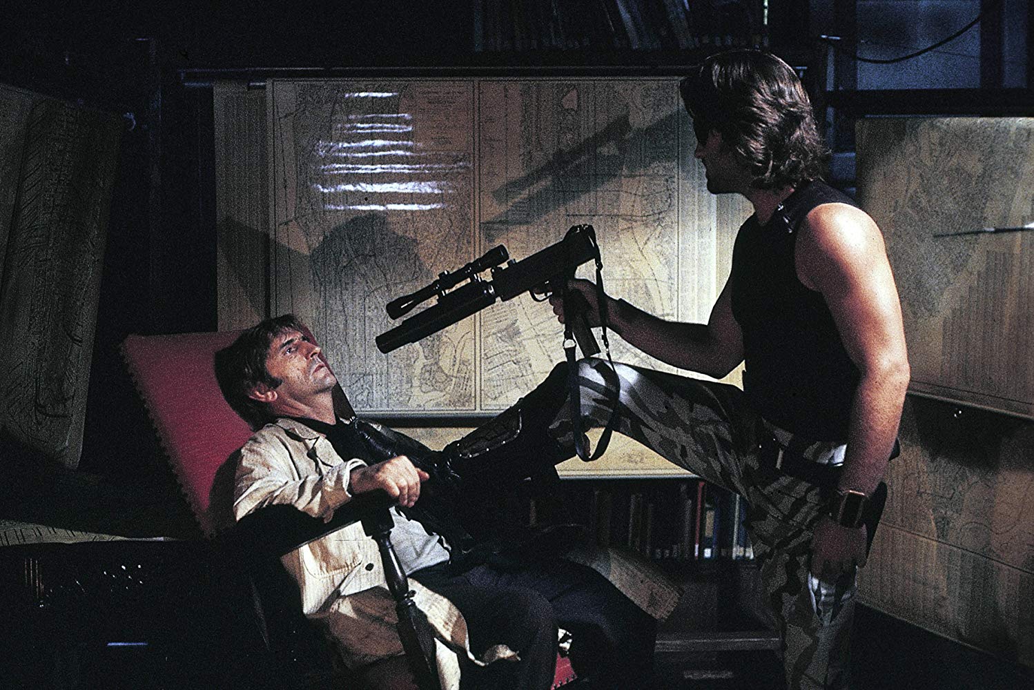 Snake Plissken (Kurt Russell) holds Brain (Harry Dean Stanton) at gunpoint in Escape from New York (1981)