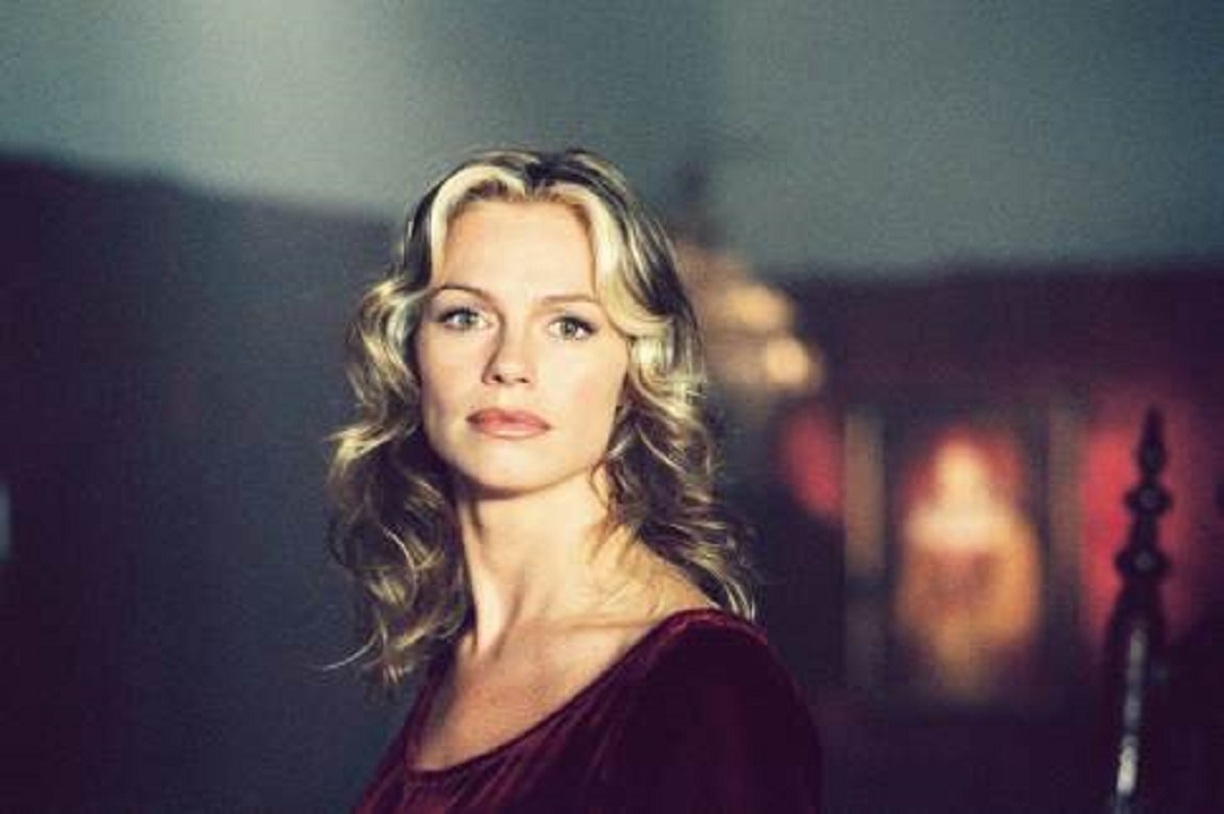 Caroline Néron as the modern-day Elizabeth Bathory in Eternal (2004)