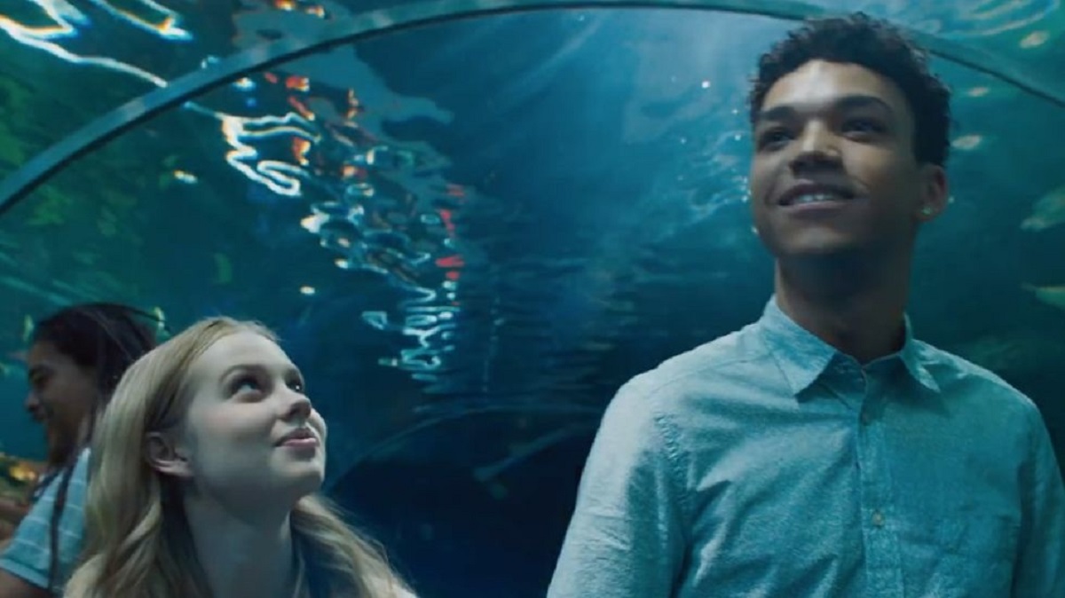 Angourie Rice with A in the body of her boyfriend Justice Smith sneak off to the aquarium in Every Day (2018)