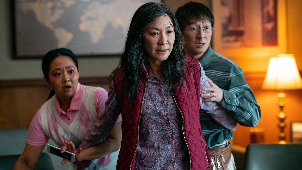 Daughter Joy (Stephanie Hsu), mother Evelyn (Michelle Yeoh) and husband Waymond (Ke Huy Quan) in Everything Everywhere All at Once (2022) 1